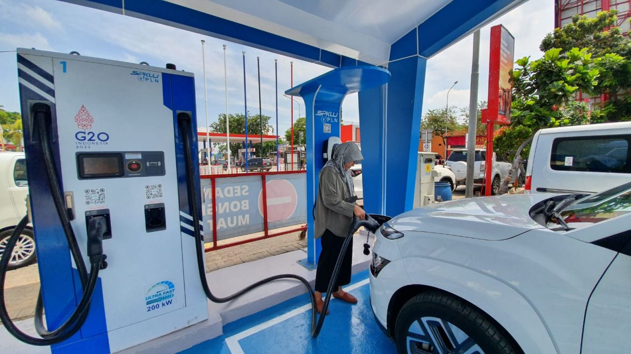 Jelang Nataru, PLN Gandeng Startup Kembangkan Energi Hijau dan Ekosistem EV di Indonesia