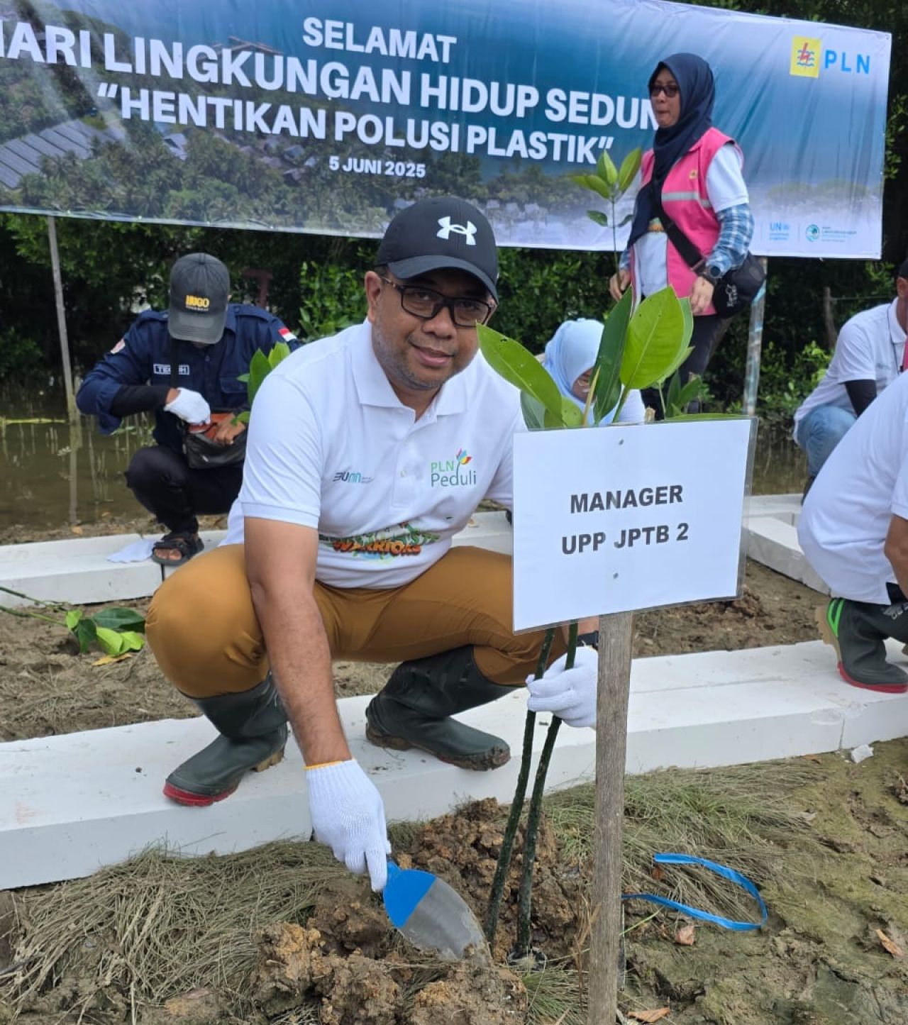 Peringati HLH Sedunia, PLN UIP JBTB serah terima bantuan TJSL dan Penanaman Mangrove di Pesisir Lamongan