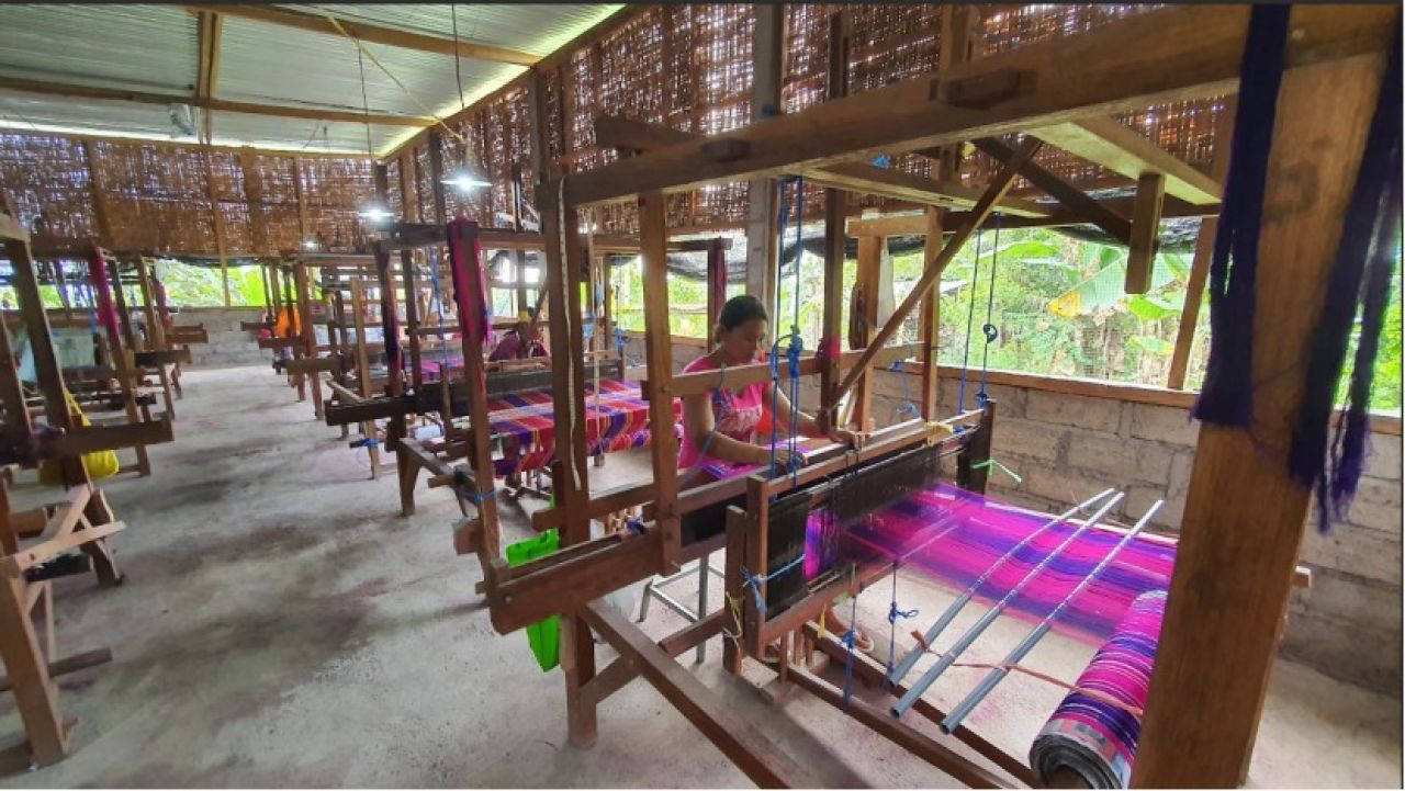 Kehadiran Listrik untuk Rakyat, PLN UIP JBTB Dukung Perempuan Ringdikit Melalui Bantuan Alat Tenun dan Pelatihan mewujudkan Kesetaraan Gender dan Pelestarian Budaya Bali