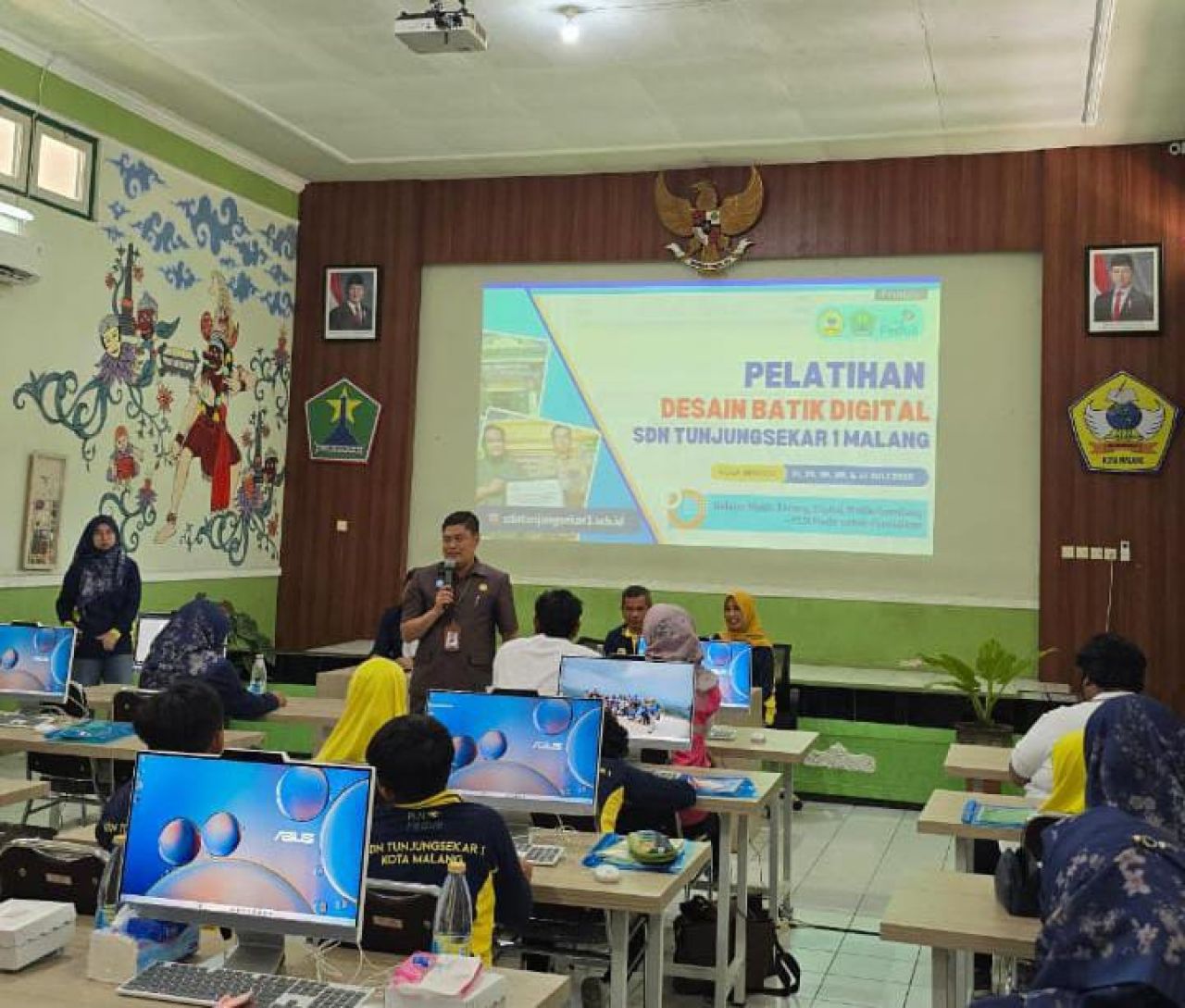 Jelang Hari Kemerdekaan, PLN UIP JBTB Berikan Bantuan Pelatihan Digitalisasi Batik Warisan Budaya di SDN Tunjungsekar 1 Malang