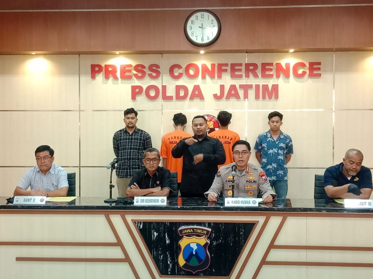 OTT Dua Mahasiswa di Cafe Surabaya, Dugaan Pemerasan dan Pencemaran Nama Baik