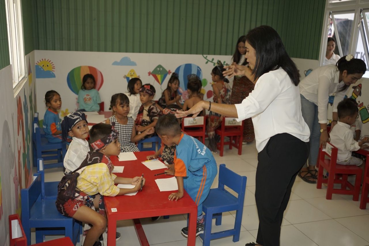 Menyambut Hari Kemerdekaan, Kontribusi PLN untuk Anak-Anak Sumba di Hari Anak Nasional, Dari Sampah Jadi Sekolah
