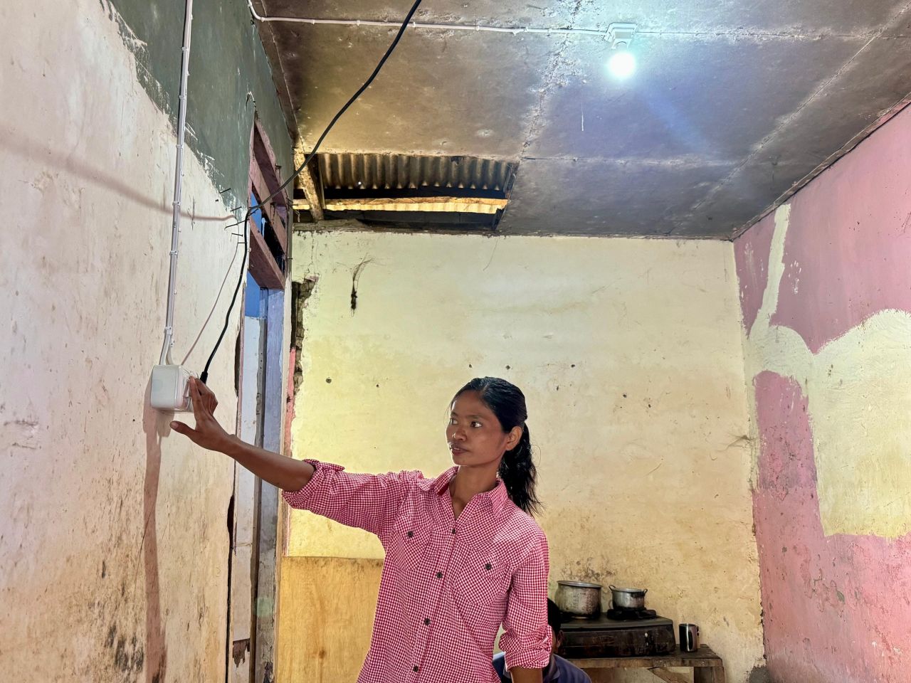 Kado HUT RI, PLN Salurkan Bantuan Pasang Listrik Gratis 2.821 Keluarga Prasejahtera di Seluruh Indonesia