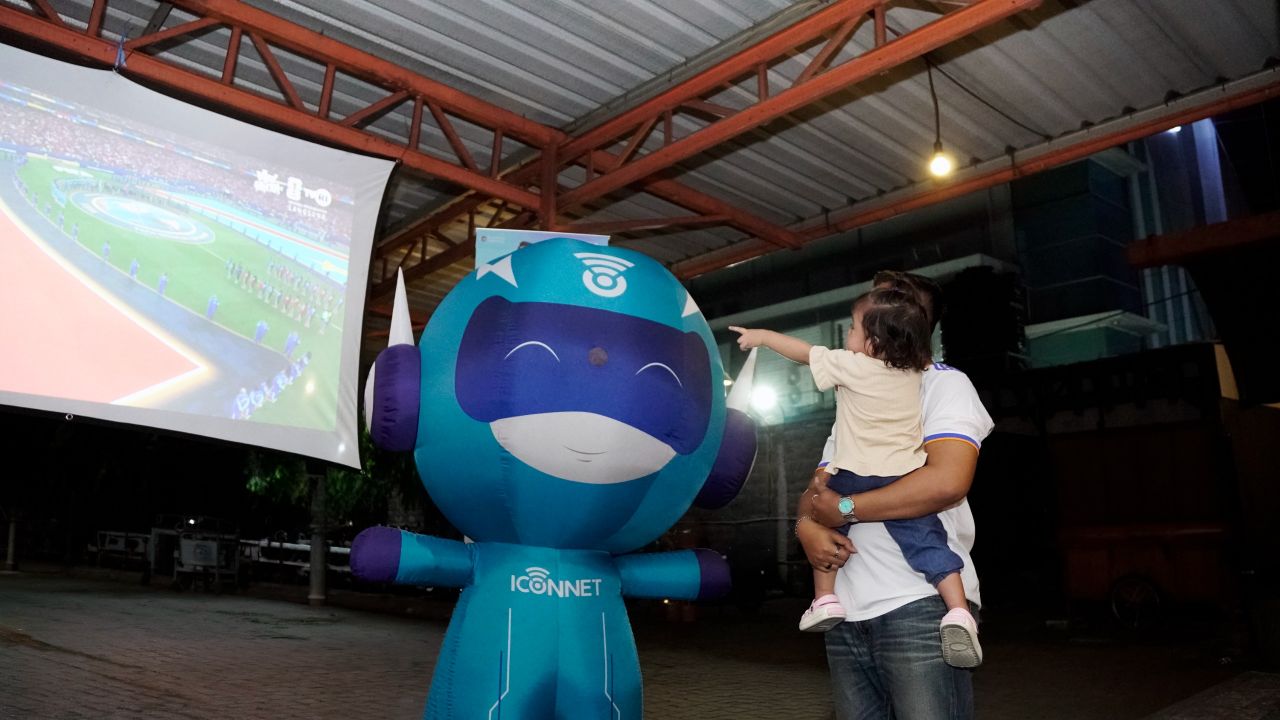 PLN Icon Plus Jatim Hadirkan Nobar Bola Gembira 2026 Bersama ICONNET, Pererat Kebersamaan dengan Masyarakat