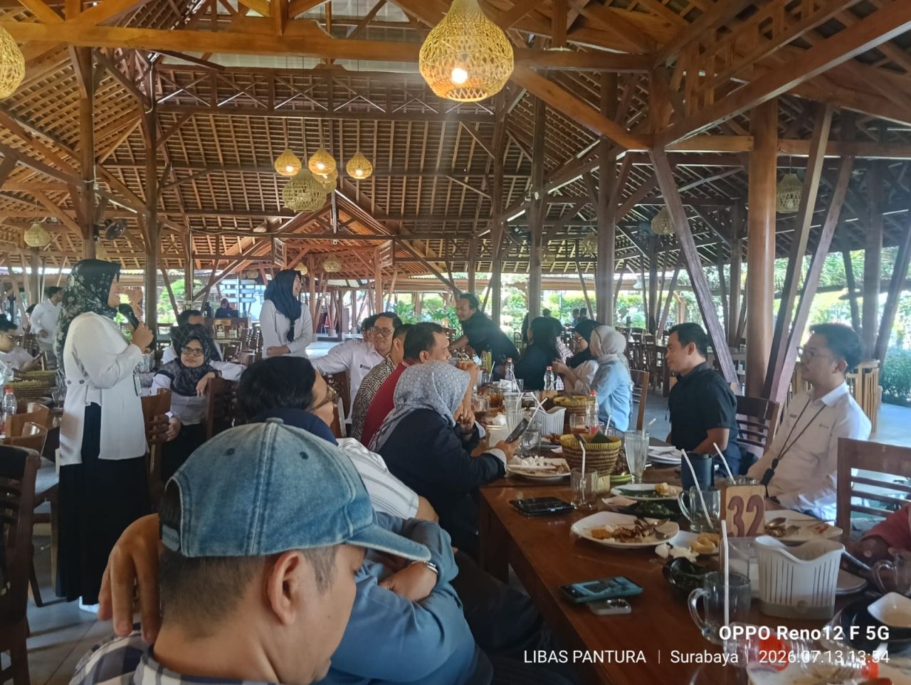 Foto: Suasana ajang silaturahmi Konco Plek Media PLN Jatim, di RM Mak Engking Gubeng Surabaya. (dok/@dex)
