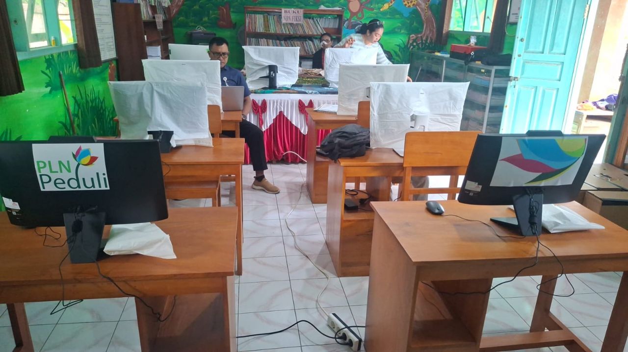 Peringati HUT ke-81 RI, PLN UIP JBTB Gelar Program TJSL Pelatihan Coding AI di SDN 4 Tista Karangasem