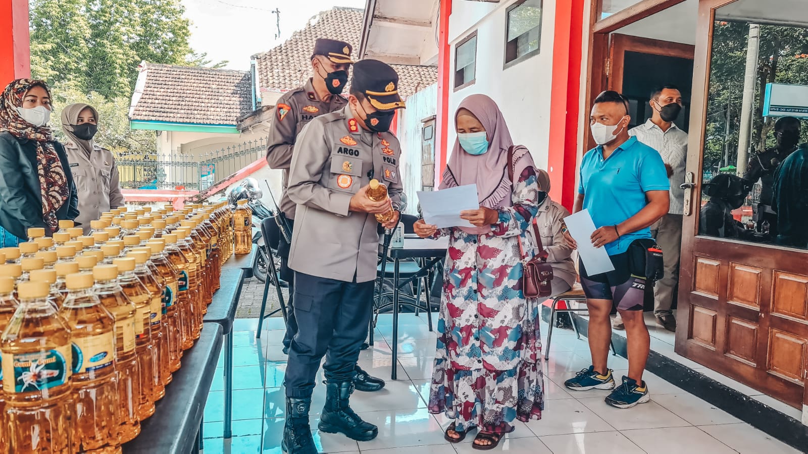 Lakukan Cara Unik, Polres Blitar Kota Ajak Warga Ikut Vaksin Berhadiah Minyak Goreng