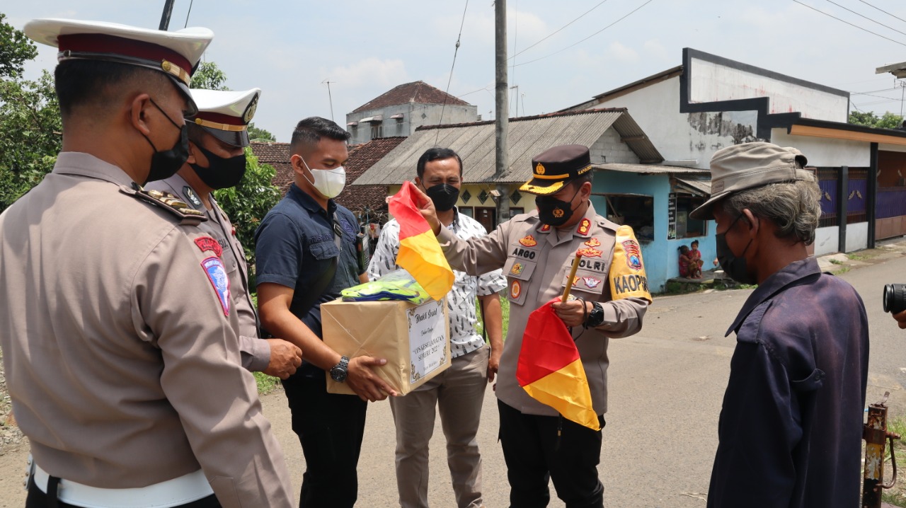 Polres Blitar Kota Peduli Supeltas Penjaga Perlintasan Kereta Api Tanpa Palang Pintu