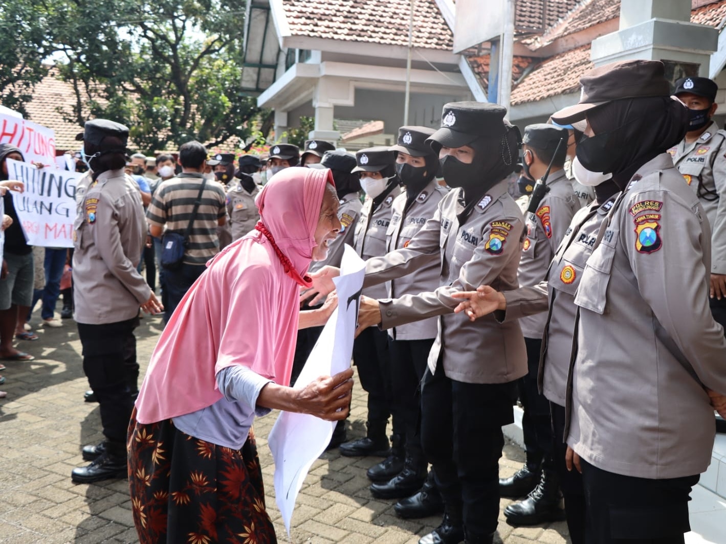 Polwan Polres Probolinggo Sigap Bantu Warga Lansia Saat Aksi Unjuk Rasa di Probolinggo