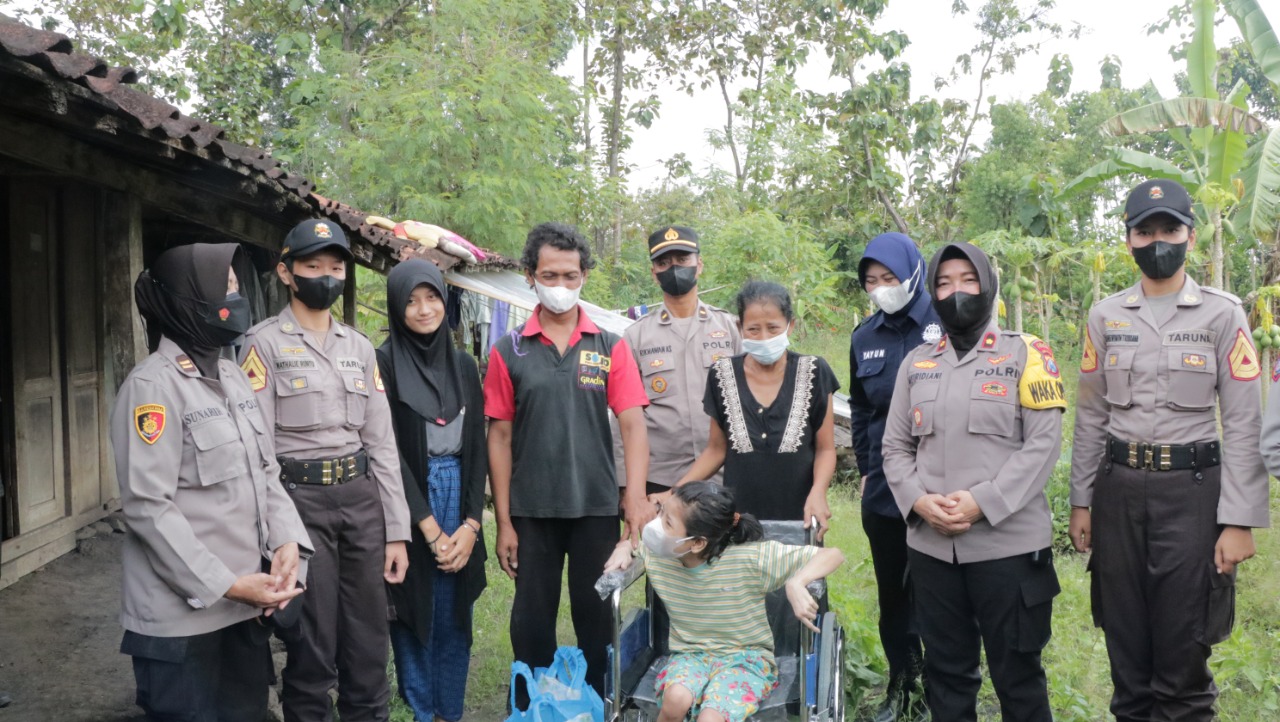 Polwan Polres Ponorogo Berikan Bantuan Kursi Roda dan Sembako, Wujudkan Polisi Peduli