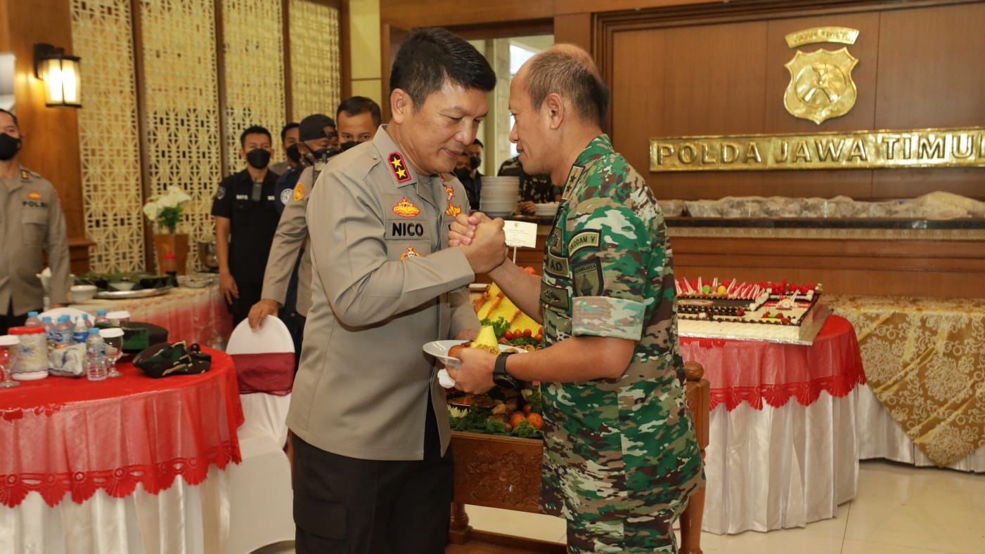 Bawakan Nasi Tumpeng dan Kue Tart, Pangdam V/Brawijaya beri Kejutan Kapolda Jatim di Hari Bhayangkara ke-76