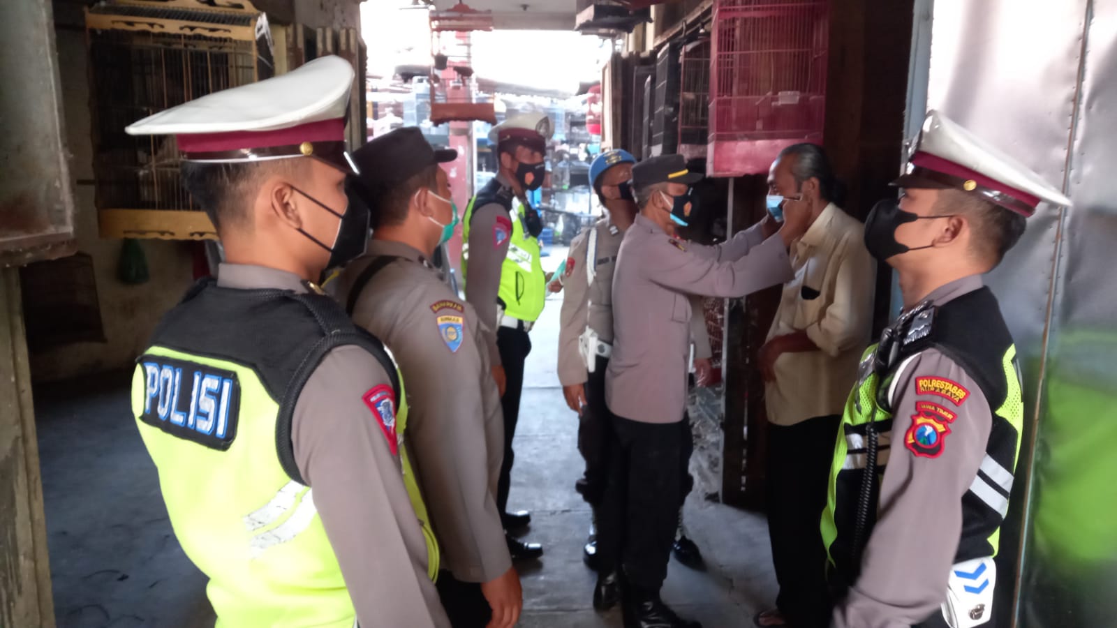 Tekan Angka Lonjakan Covid-19 Polsek Gubeng Berikan Himbauan Prokes  dan Bagikan Masker pada Masyarakat