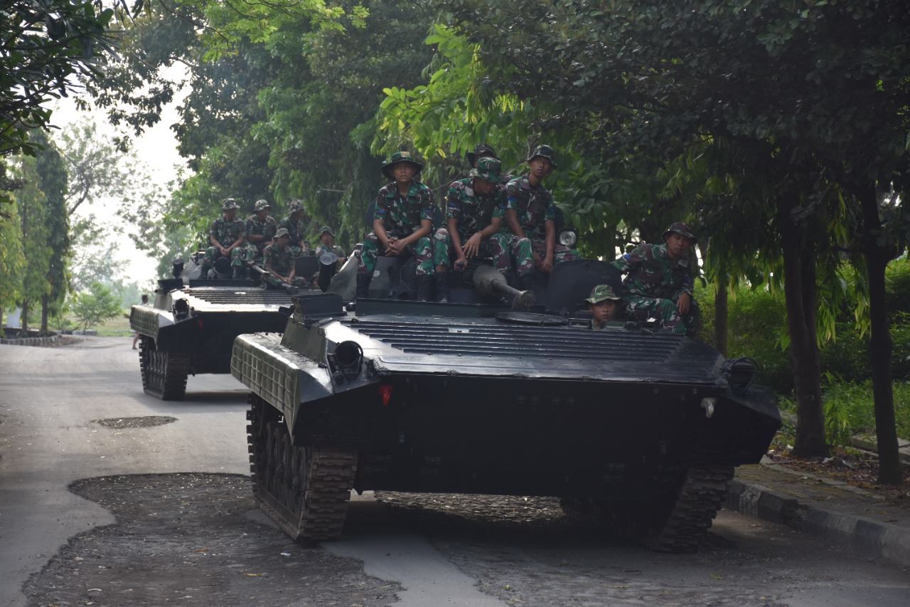 PRAJURIT BATALYON ARHANUD 2 MARINIR LATIH KEMAMPUAN MENGEMUDI RANPUR BVP-2 DALAM LPK TW III