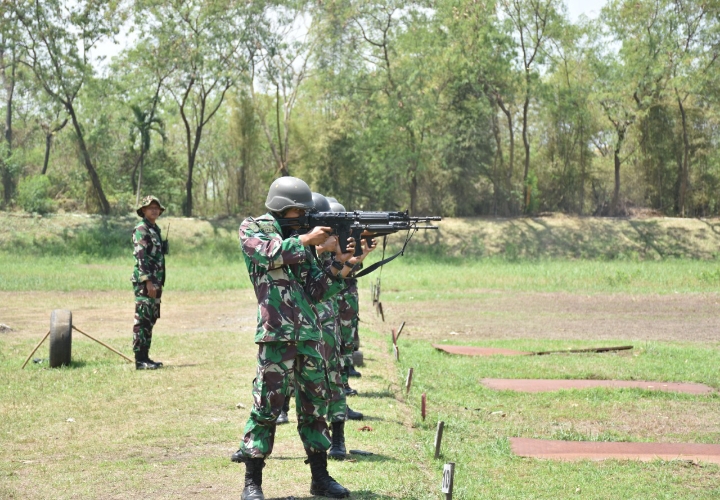 PERTAJAM KEMAMPUAN TEMPUR, PRAJURIT YONARHANUD 2 MARINIR LAKSANAKAN LATIHAN MENEMBAK SENAPAN