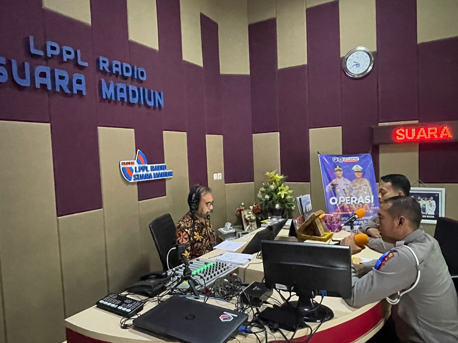Edukasi Disiplin Lalu Lintas Pada Ops Zebra Semeru 2022 Polres Madiun Kota Gandeng Radio