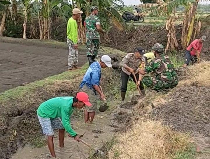 Minimalisir Terjadi Banjir Polisi di Lamongan Bersama Warga Bersihkan Saluran Irigasi
