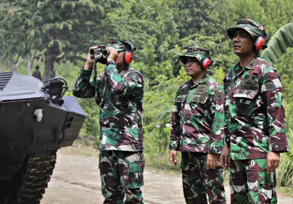 DANPASMAR 2 TINJAU LATIHAN MENEMBAK PKT PRAJURIT YONARHANUD 2 MARINIR DI MALANG
