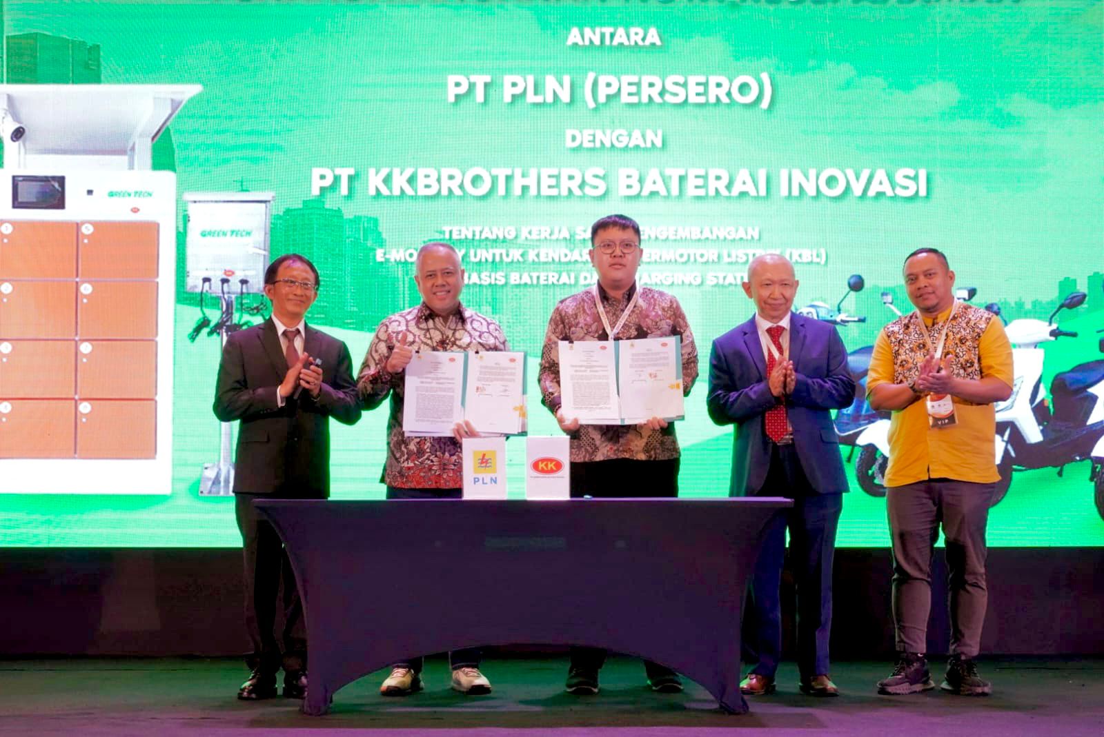 Kerja Sama Swasta, PLN Siap Suplai 1.500 _Charging Station_ untuk Motor Listrik Greentech