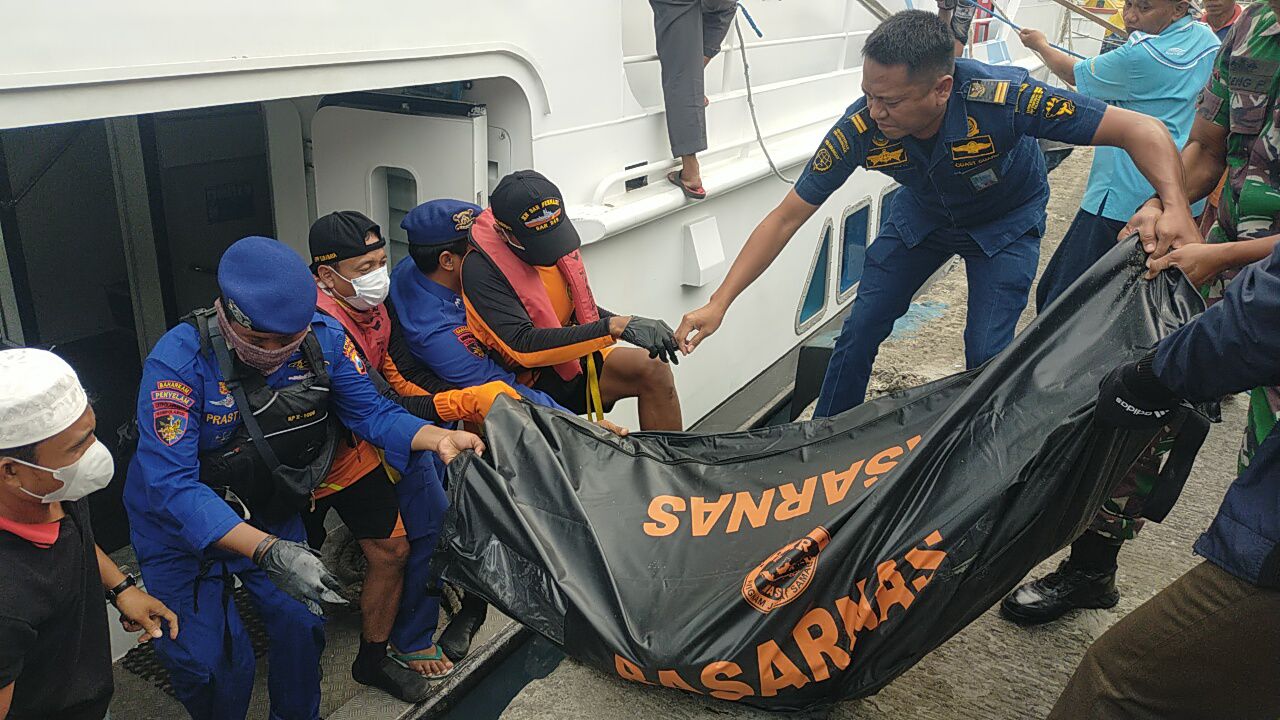 Tim Sar Ditpolairud Polda Jatim Berhasil Temukan Penumpang yang Lompat dari KM Gunung Dempo