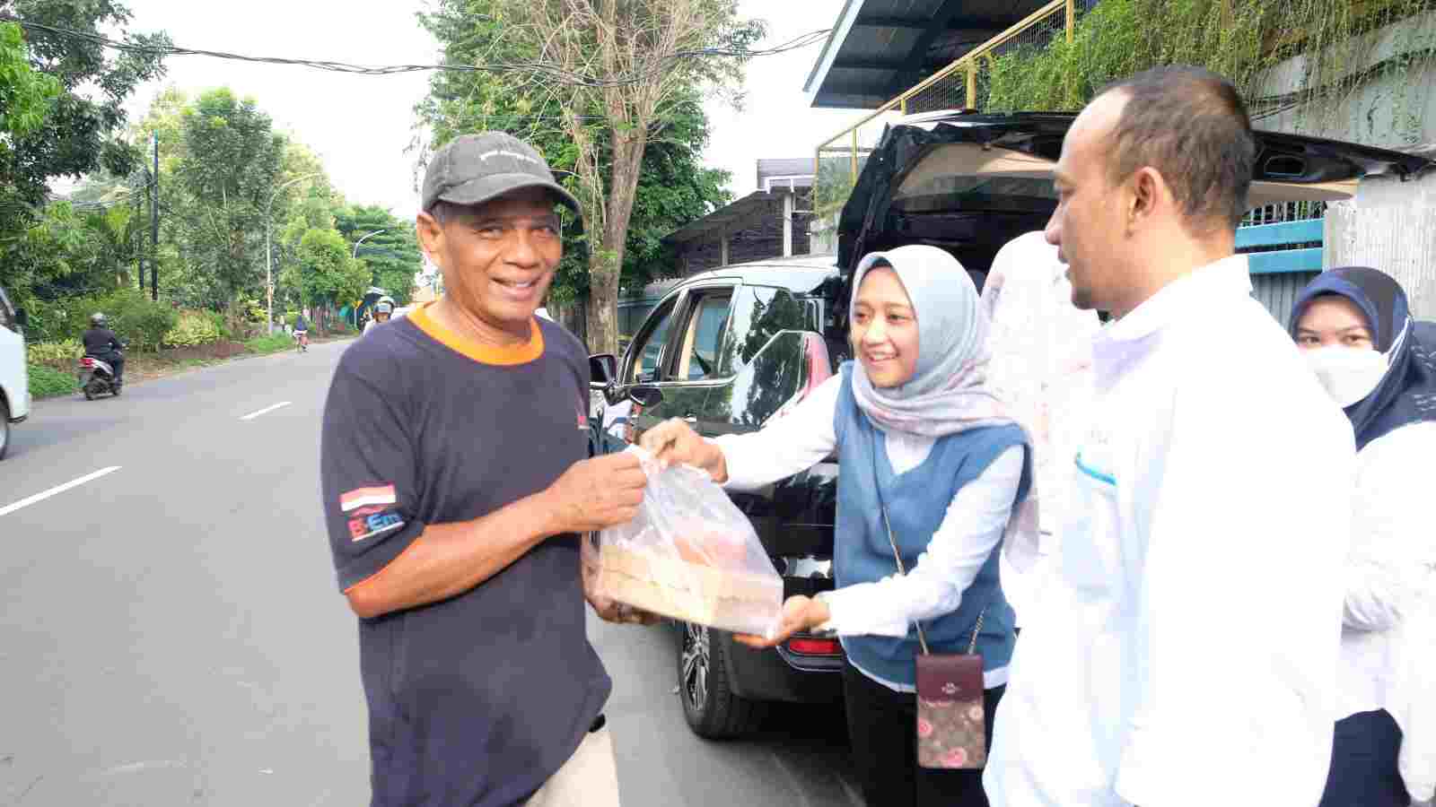 Berkah Ramadhan PLN UIP JBTB Berbagi Ribuan Takjil Gratis On The Road