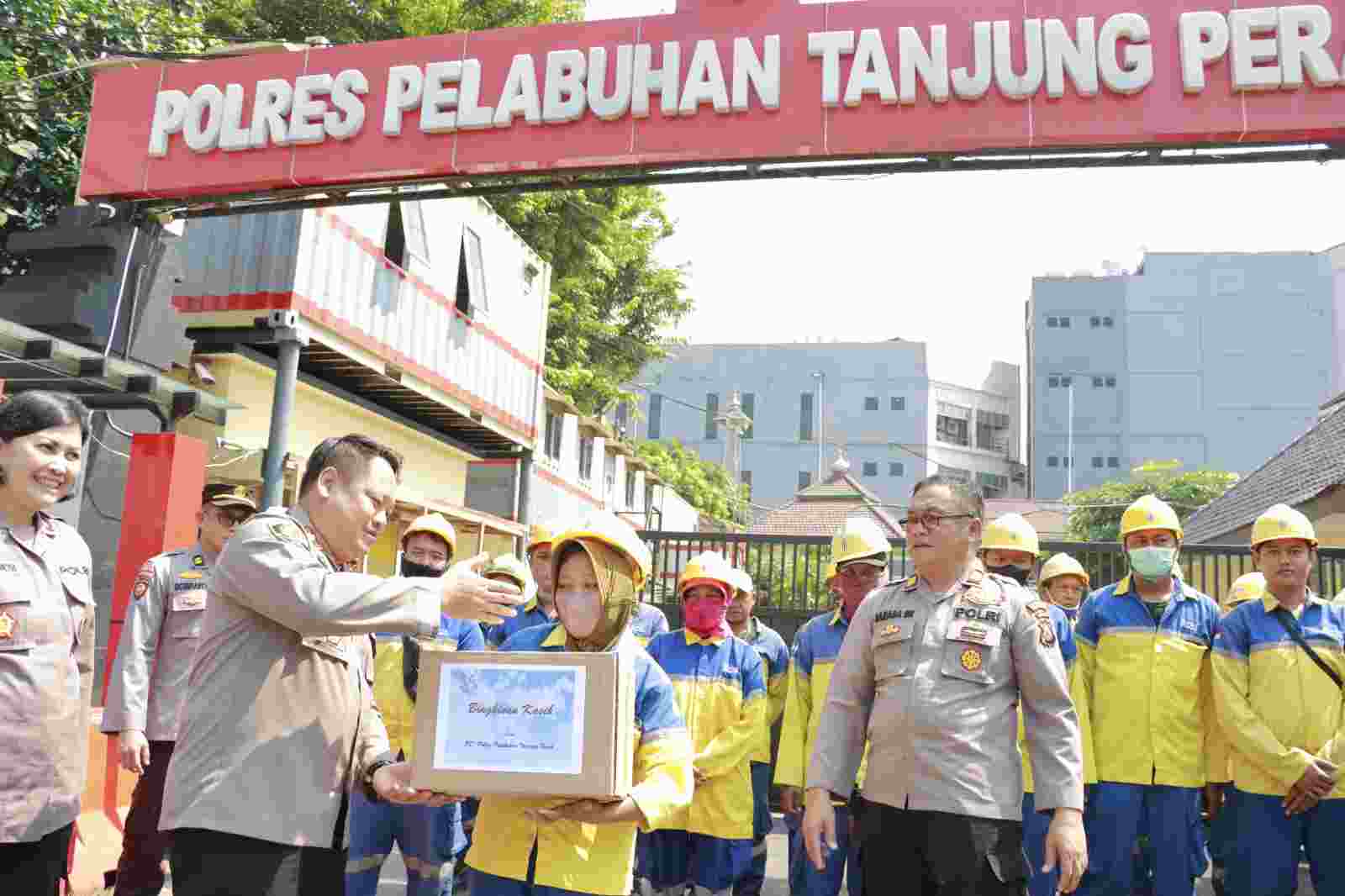 Polres Tanjung Perak Salurkan Bantuan Sembako Untuk Petugas Kebersihan