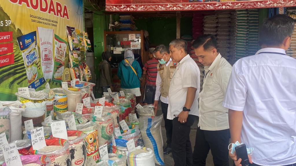Satgas Pangan Polda Jatim Dampingi Satgas Pangan Bareskrim Polri Sidak Pasar Sentra Beras di Sidoarjo
