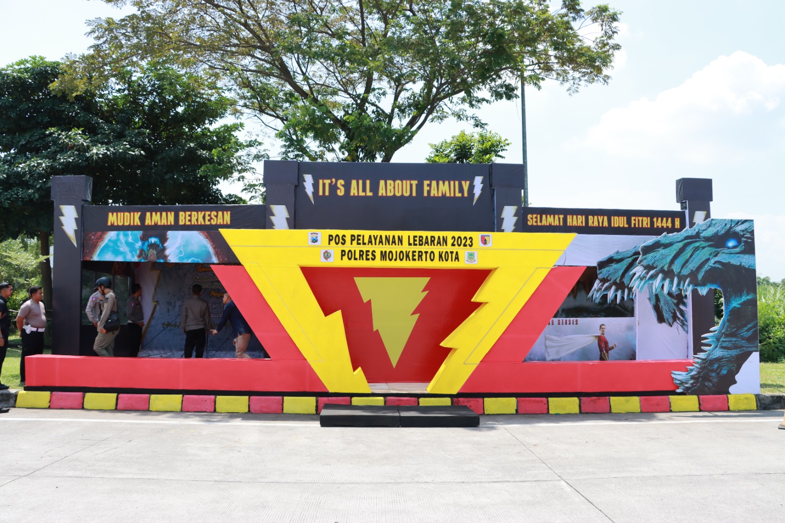 Unik, Posyan Polresta Mojokerto Dengan Superhero Shazam "Its All About Family