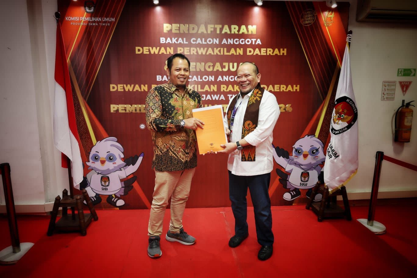Diawali Sholat Jumat di Kantor MPW PP Jatim, LaNyalla Kembali Daftar Anggota DPD RI Periode 2024-2029