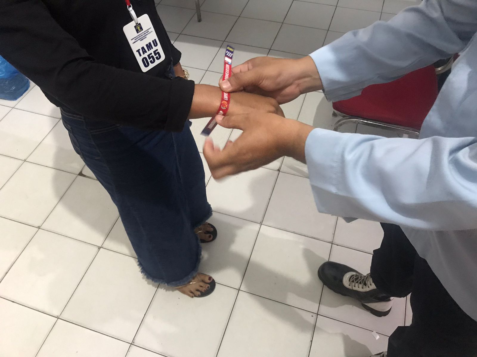 Optimalkan Pengamanan Kunjungan, Lapas Pamekasan Luncurkan Penggunaan Gelang Kunjungan