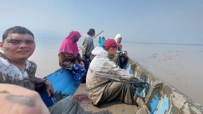 Patroli Ditpolairud Polda Jatim Berhasil Selamatkan Rombongan Mahasiswa FKH Unair Yang Perahunya Kandas