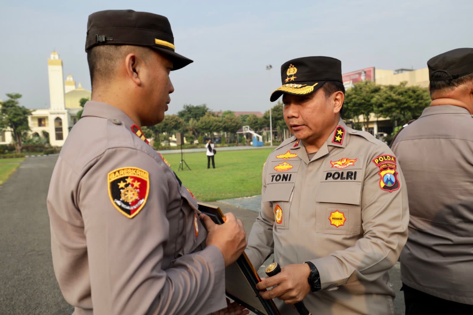 Inovasi Ngaspol, Kapolsek Banyuates Polres Sampang Peroleh Penghargaan dari Kapolda Jawa Timur