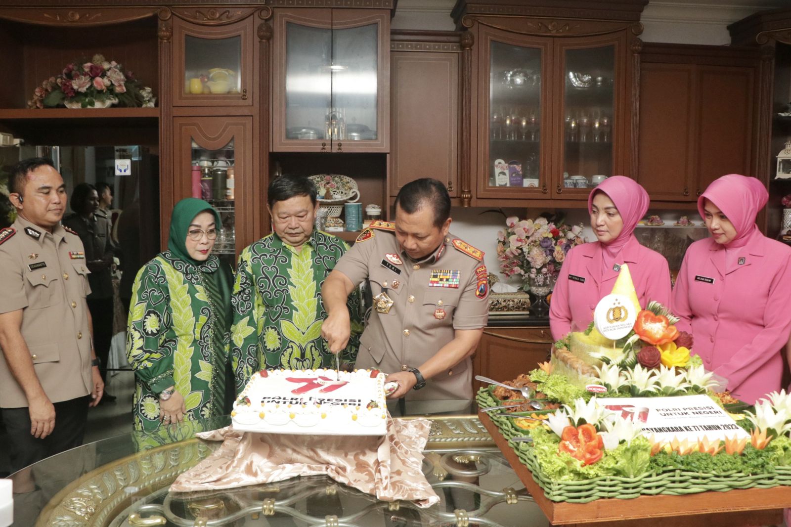 Polda Jatim Laksanakan Tradisi Anjangsana Kepada Para Mantan Kapolda di Hari Bhayangkara