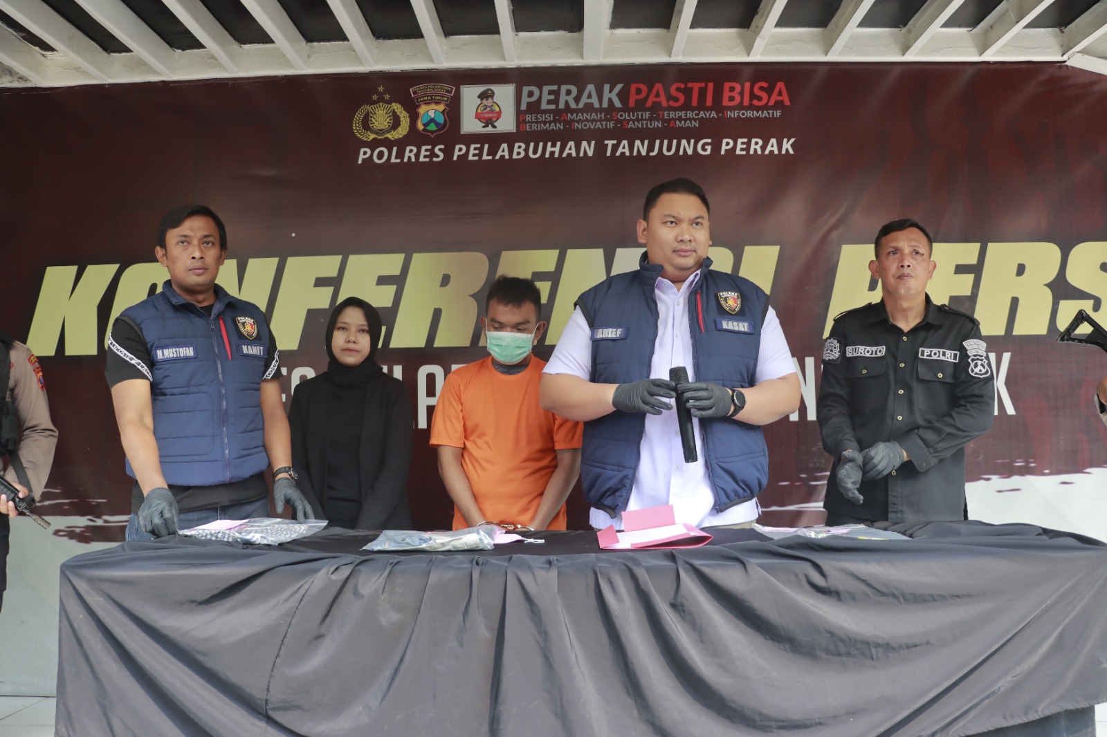 Polres Pelabuhan Tanjung Perak Amankan Tersangka Penusukan Adik Kandung
