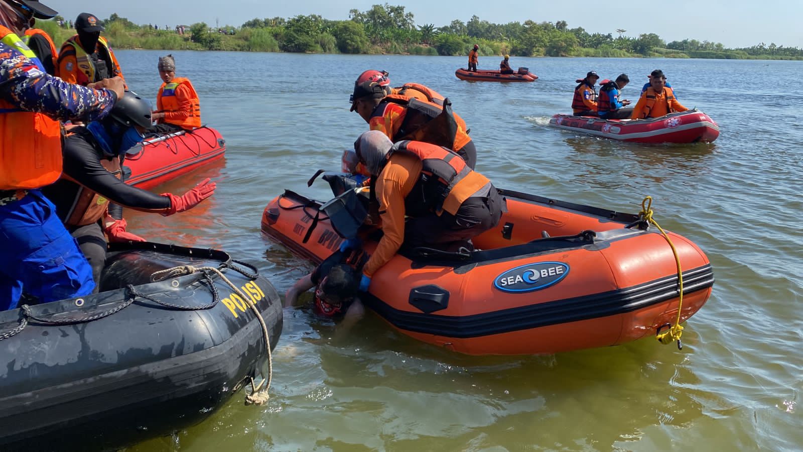 Tiga Korban Perahu Tenggelam di Bengawan Solo, Berhasil Dievakuasi Satpolairud Polres Lamongan dan Tim SAR Gabungan