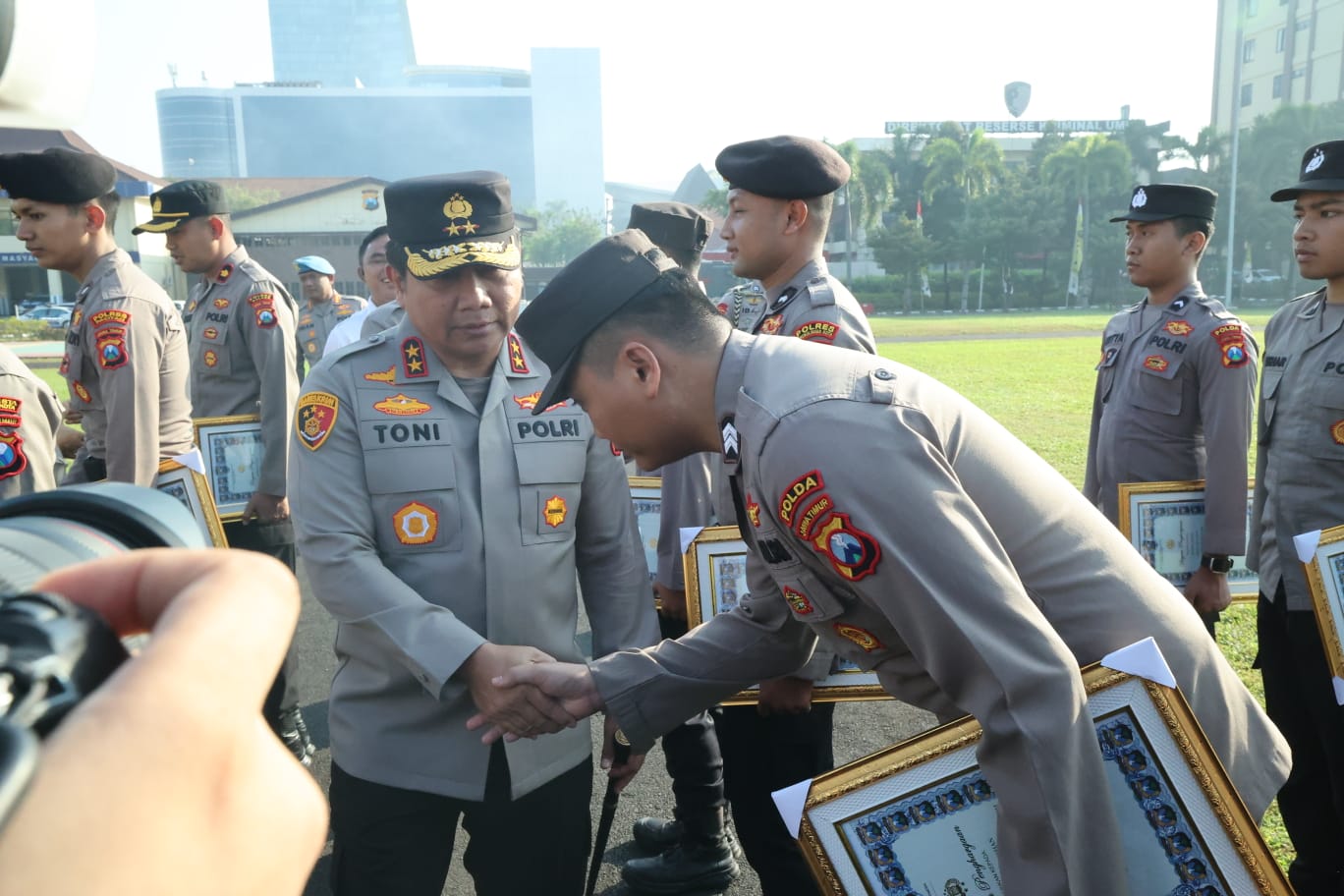 Dinilai Berprestasi Kapolda Jatim Beri Penghargaan Kepada 151 Personel