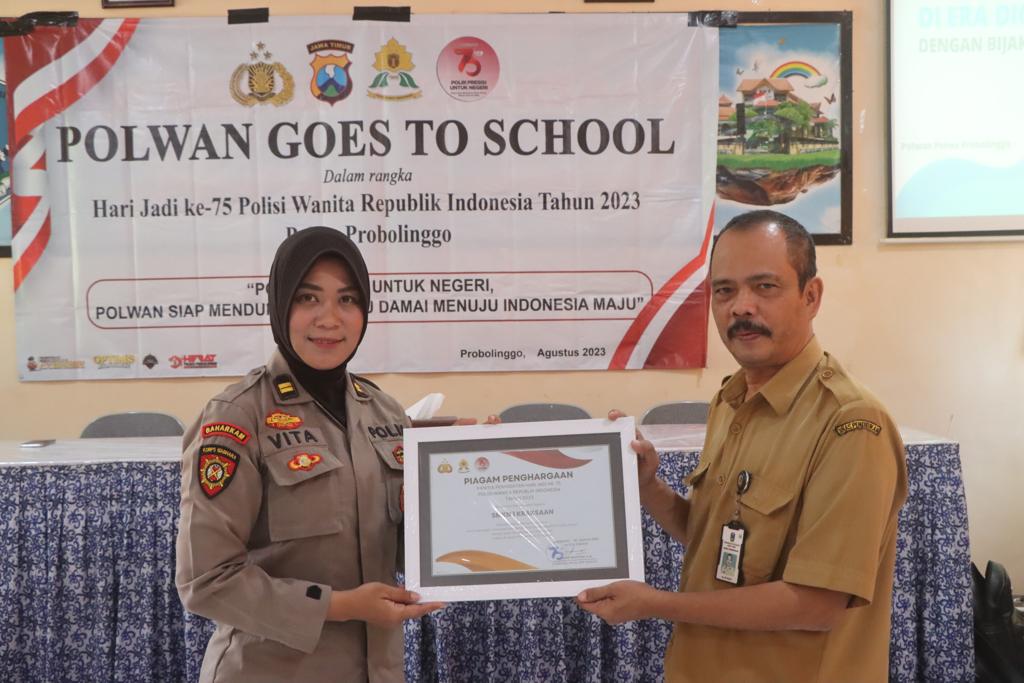 Tangkal Berita Hoax, 'Srikandi Hebat' Polres Probolinggo Datangi Sekolah di Probolinggo